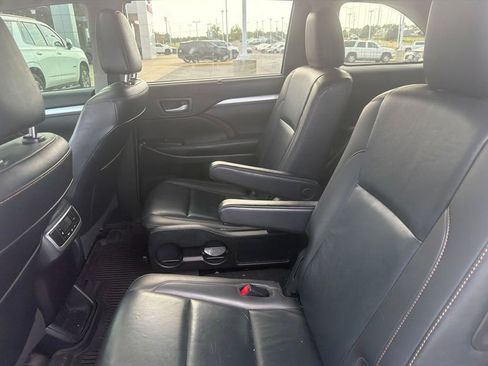 Used 2019 Toyota Highlander XLE AWD/4WD image 7