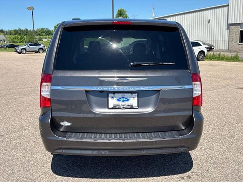 Used 2014 Chrysler Town & Country Touring-L FWD image 3