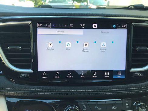 Used 2023 Chrysler Pacifica Limited FWD image 26
