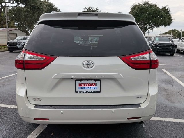 Used 2017 Toyota Sienna XLE Premium FWD image 4