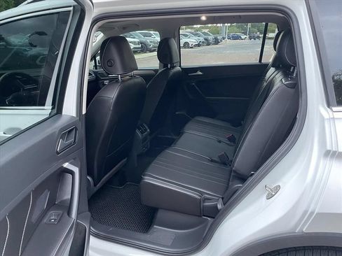 Used 2022 Volkswagen Tiguan SE FWD image 4