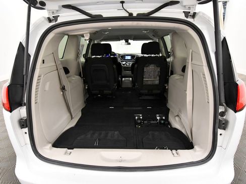 Used 2022 Chrysler Voyager LX FWD image 7