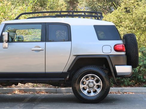 Used 2011 Toyota FJ Cruiser 4WD w/ Upgrade Pkg image 7