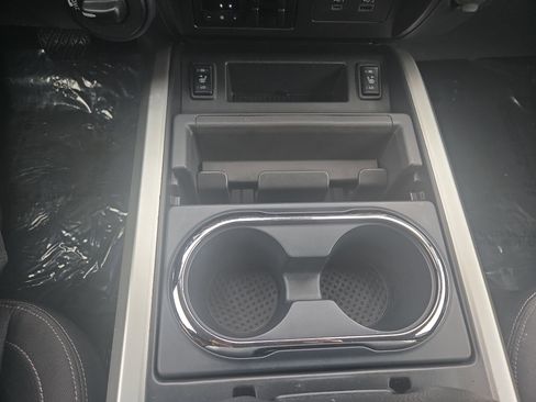 Used 2024 Nissan Titan SV w/ SV Convenience Package image 21