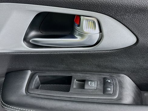Used 2024 Chrysler Pacifica Touring FWD image 30