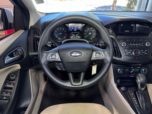 Used 2018 Ford Focus SE FWD image 15