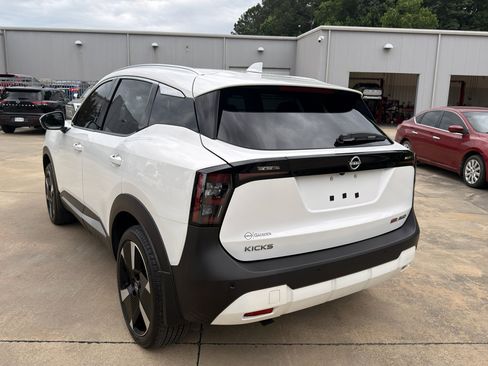 Used 2025 Nissan Kicks SR AWD/4WD image 5
