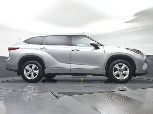 Used 2022 Toyota Highlander LE AWD/4WD image 35