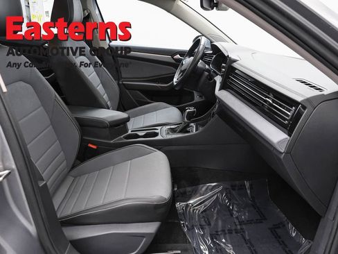 Used 2025 Volkswagen Jetta SE FWD image 23
