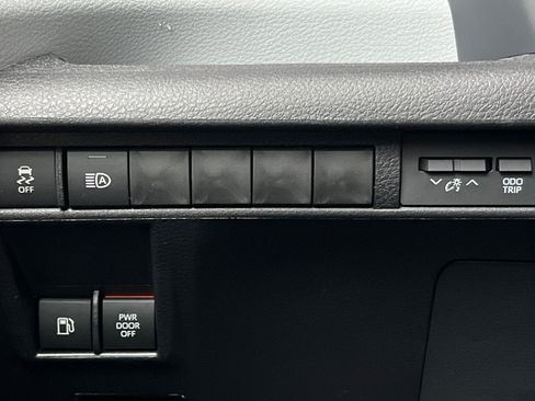 New 2026 Toyota Sienna LE FWD image 30