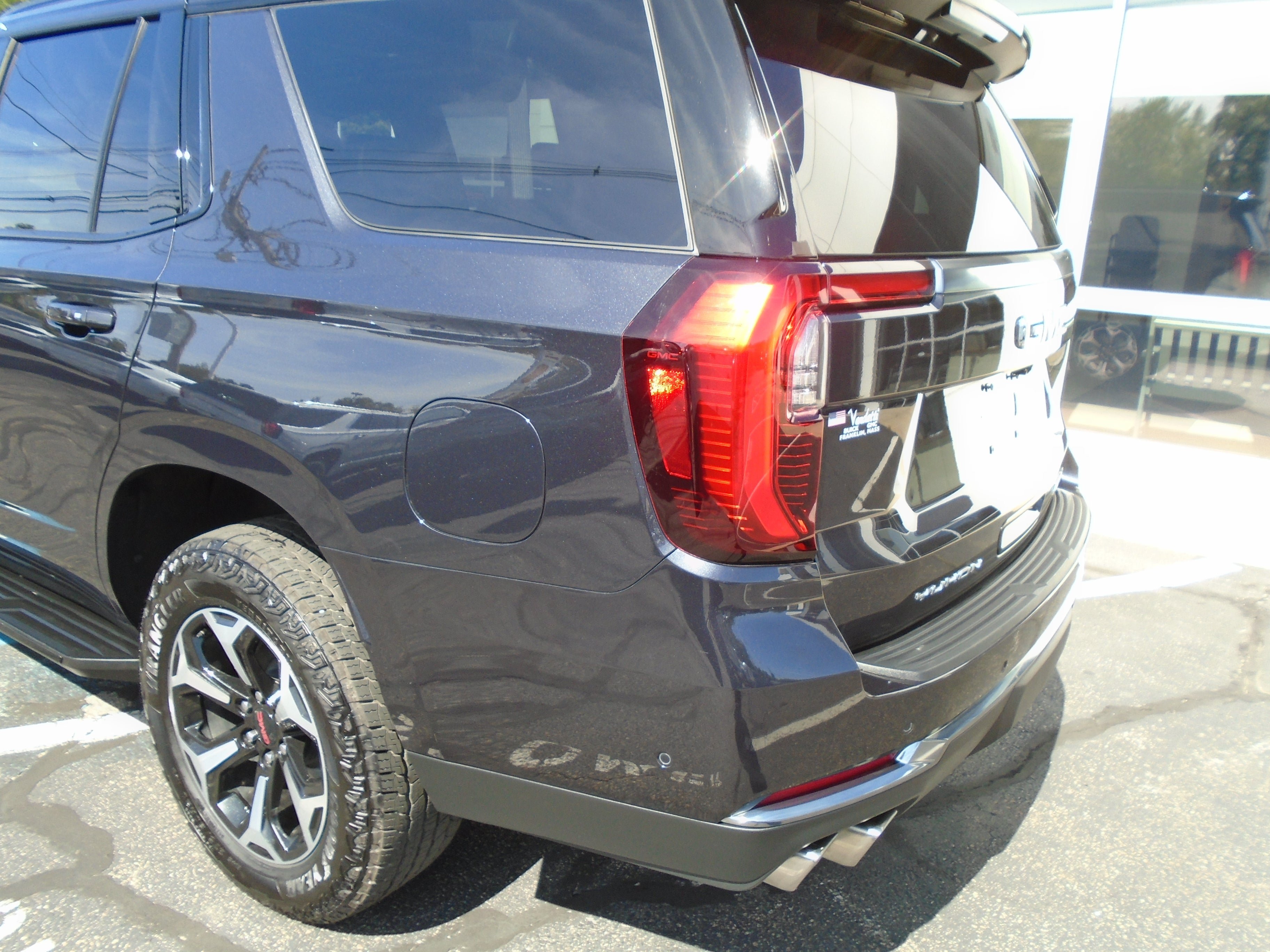 Used 2025 GMC Yukon AT4 AWD/4WD image 14