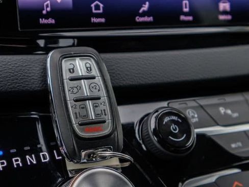 Used 2023 Chrysler Pacifica Touring-L FWD image 29
