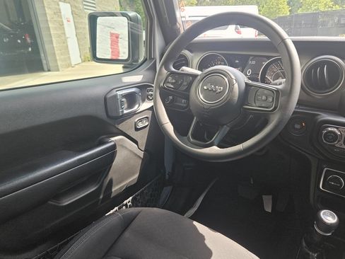 Used 2023 Jeep Gladiator Sport AWD/4WD image 9
