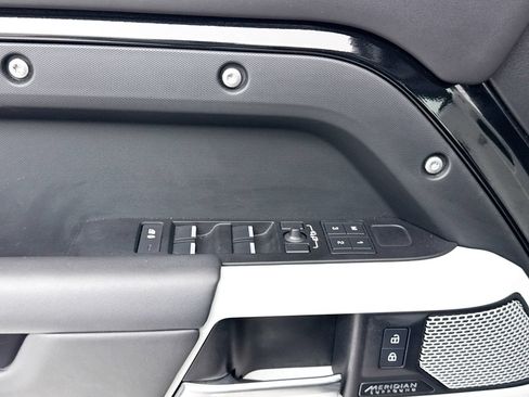 Used 2023 Land Rover Defender 130 X-Dynamic SE AWD/4WD image 28
