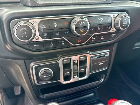 Used 2022 Jeep Wrangler Unlimited Sahara w/ Cold Weather Group AWD/4WD image 17