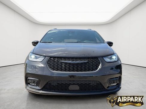 New 2026 Chrysler Pacifica Limited w/ Uconnect Theater Family Group FWD image 5