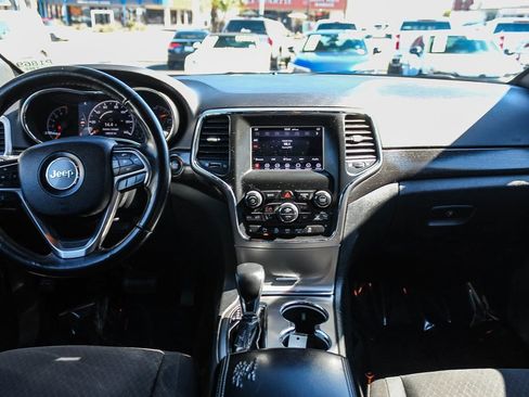 Used 2018 Jeep Grand Cherokee Laredo image 12