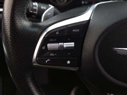 Used 2022 Genesis G70 2.0T image 12