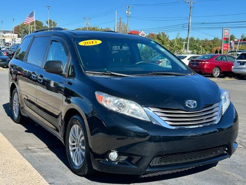 Used 2017 Toyota Sienna XLE image 4