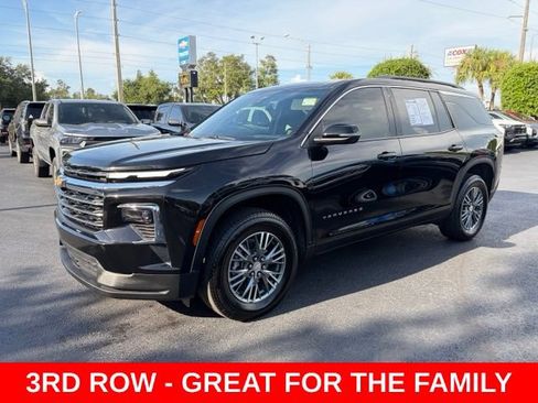 Used 2025 Chevrolet Traverse LT FWD image 3