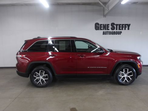 Used 2023 Jeep Grand Cherokee Limited AWD/4WD image 3
