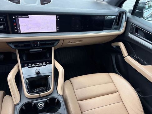 Used 2025 Porsche Cayenne image 5