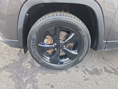 Used 2019 Jeep Cherokee Latitude Plus image 11