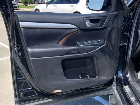 Used 2019 Toyota Highlander XLE AWD/4WD image 25
