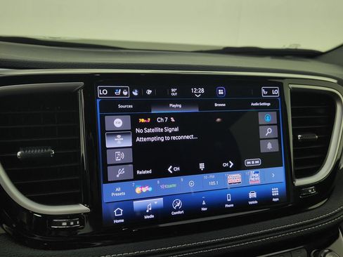 Used 2025 Chrysler Pacifica Limited AWD/4WD image 27