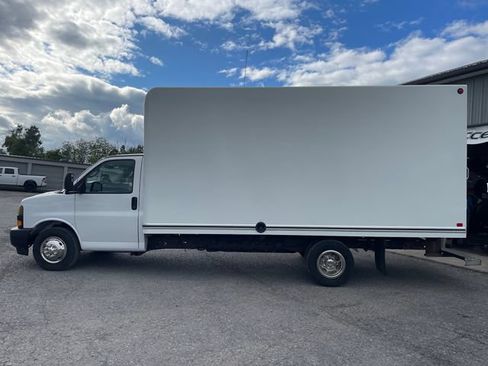 Used 2019 GMC Savana 3500 Extended RWD image 4
