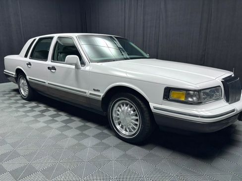 Used 1997 Lincoln Town Car Signature image 17