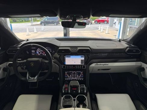 Used 2021 Lamborghini Urus AWD/4WD image 22