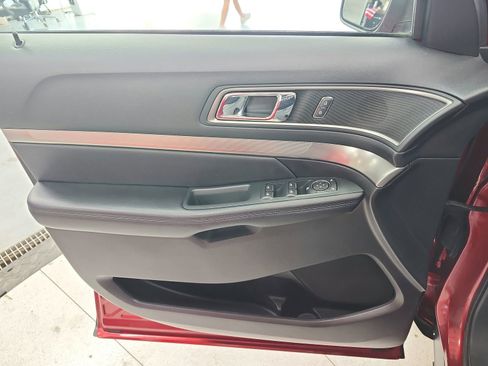 Used 2018 Ford Explorer XLT image 30