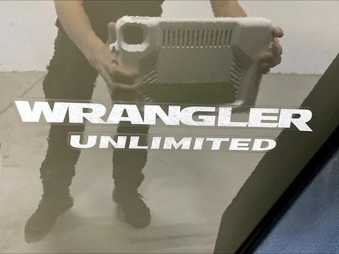 Used 2016 Jeep Wrangler Unlimited Rubicon w/ Connectivity Group image 39