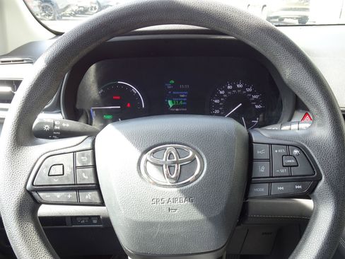 Used 2024 Toyota Sienna LE FWD image 19