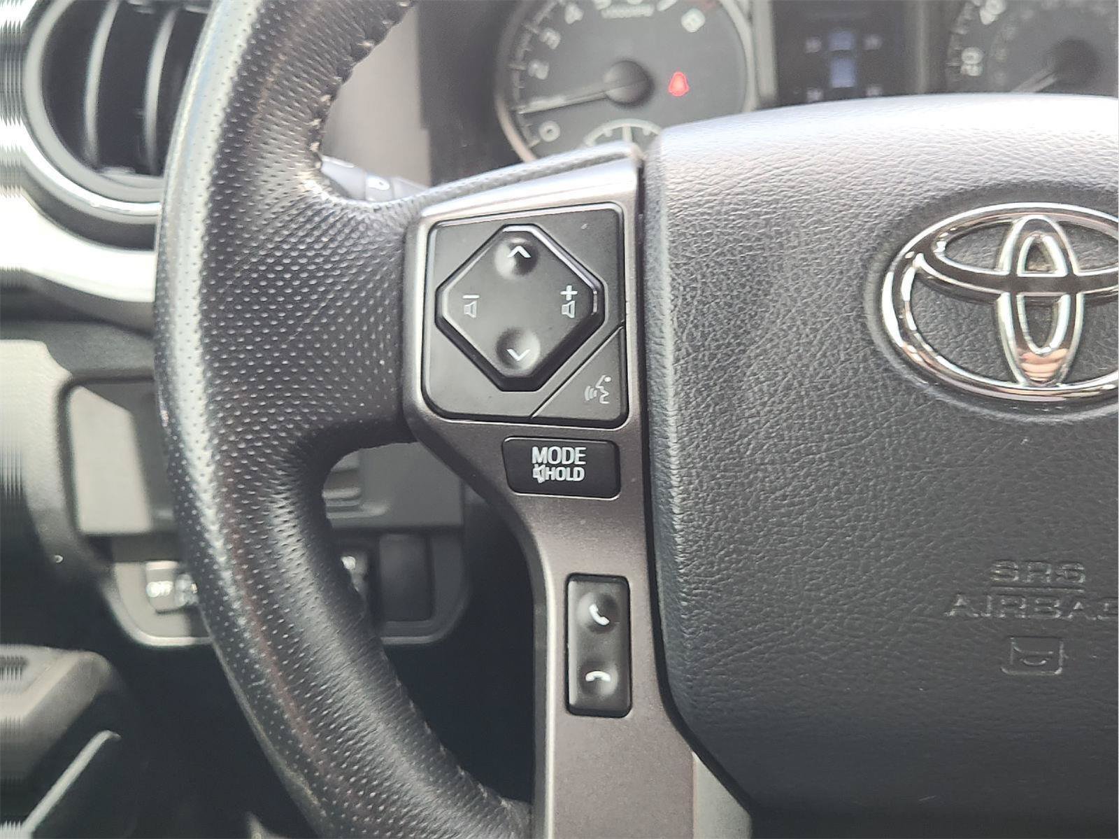 Used 2017 Toyota Tacoma TRD Off-Road w/ Premium & Technology Package AWD/4WD image 29