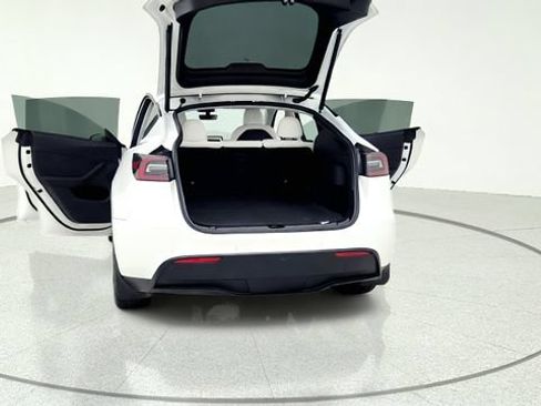 Used 2022 Tesla Model Y Long Range AWD/4WD image 17