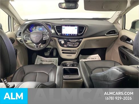 Used 2024 Chrysler Pacifica Select image 28