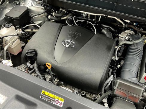 Used 2022 Toyota Highlander XLE AWD/4WD image 37