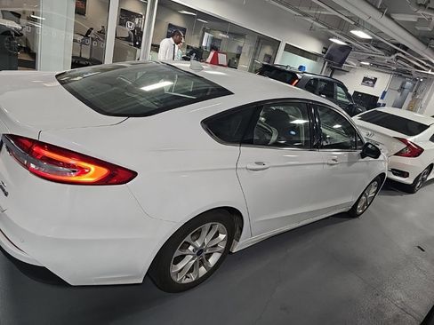 Used 2020 Ford Fusion SE FWD image 19