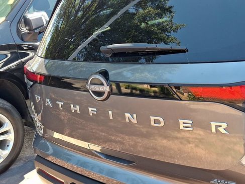 Used 2025 Nissan Pathfinder SV AWD/4WD image 9