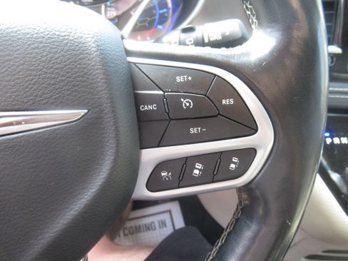 Used 2021 Chrysler Pacifica Touring-L FWD image 29
