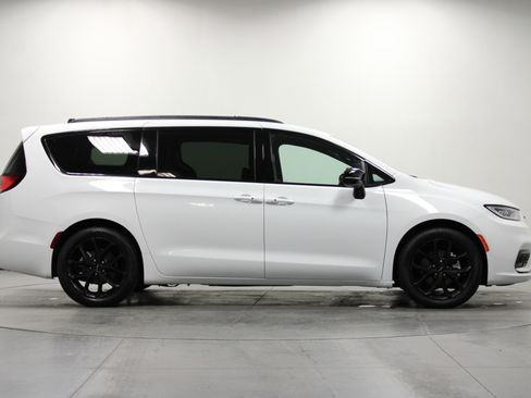 Used 2025 Chrysler Pacifica Limited image 3