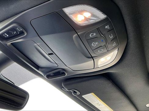 Used 2025 Chrysler Pacifica Limited FWD image 19