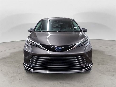Used 2022 Toyota Sienna Limited image 8