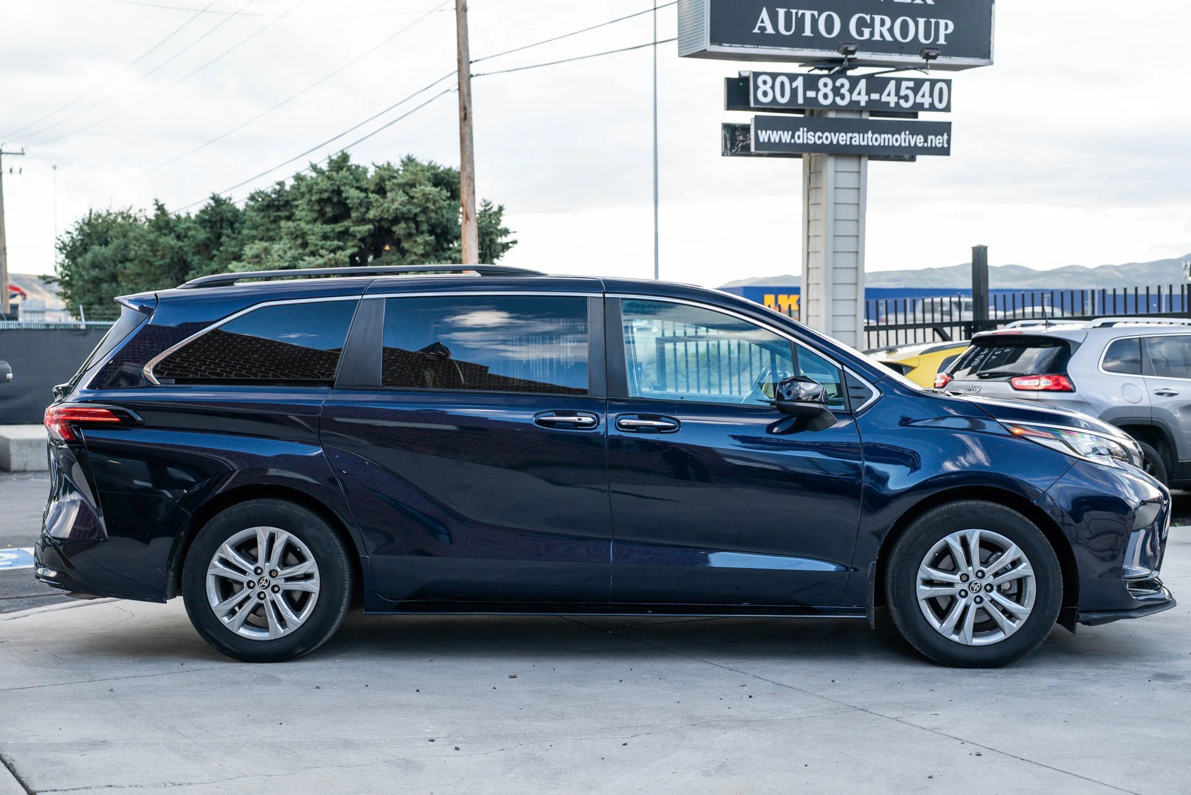 Used 2021 Toyota Sienna XSE AWD/4WD image 11