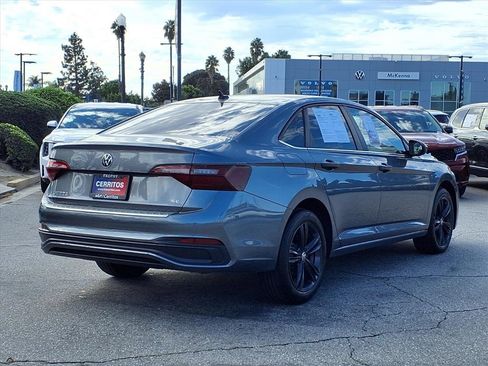 Used 2023 Volkswagen Jetta SE image 5