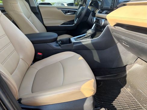Used 2022 Toyota RAV4 XLE Premium FWD image 55