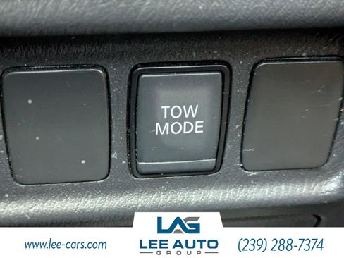 Used 2018 Nissan Pathfinder SV image 19