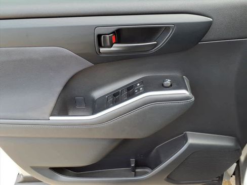 Used 2023 Toyota Highlander LE image 3